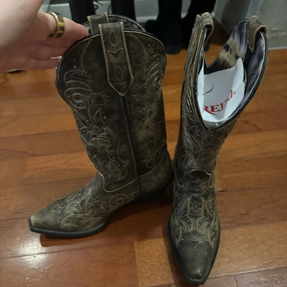 Laredo Brown Heeled Boots with Embroidered Design - Picture 4 of 7